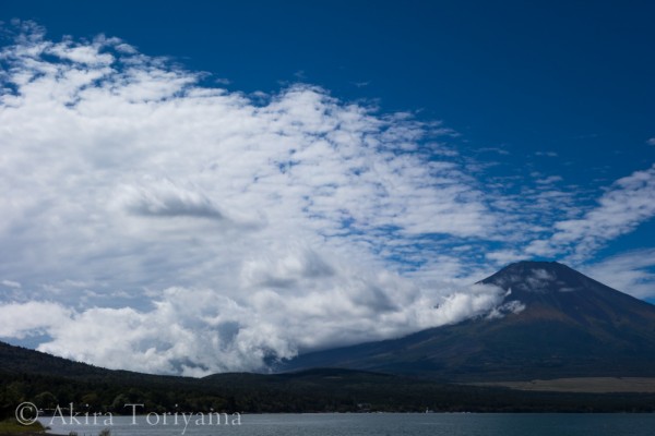 山中湖からの黒富士と雲2
