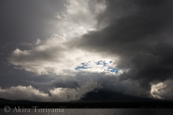 山中湖から見る富士山と雲4