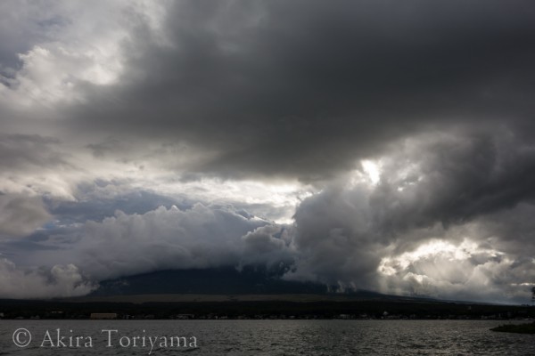 山中湖から見る富士山と雲7