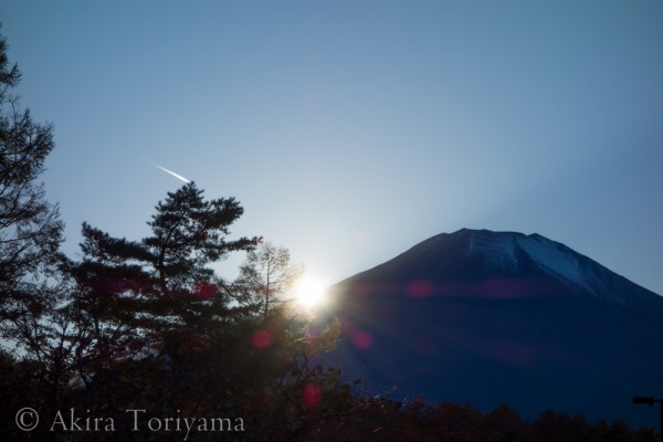 富士山に沈む太陽。