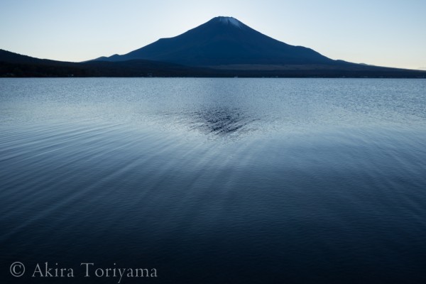 さざめく湖面の山中湖と富士山