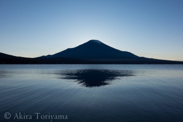 さざめく湖面の山中湖と富士山2