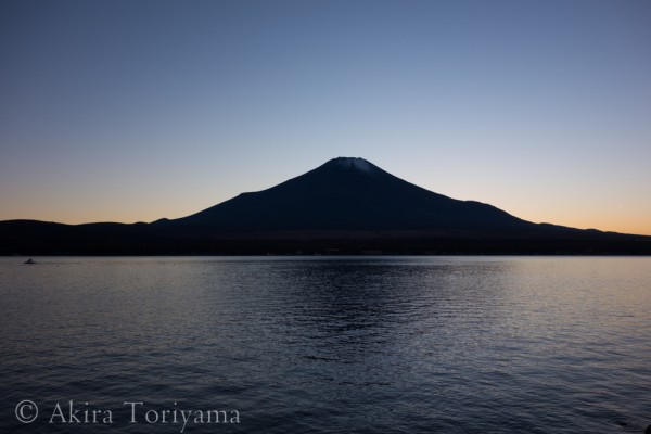 シルエットの富士山と山中湖