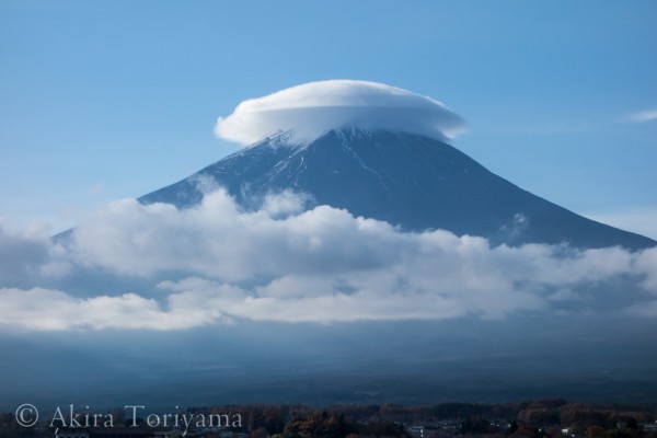 キリリとした笠雲と富士山